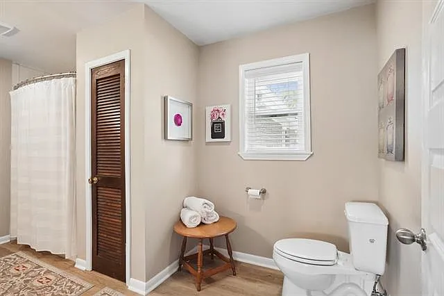 102 N Dabney Dr — Photo 19