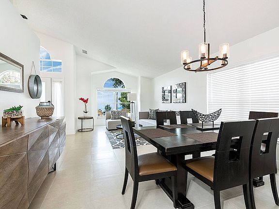 4th image of 7821 Laurel Oak Ln