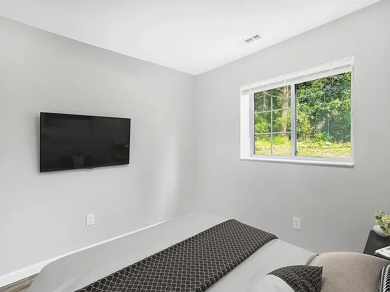 Auburn West Apartments — Photo 10