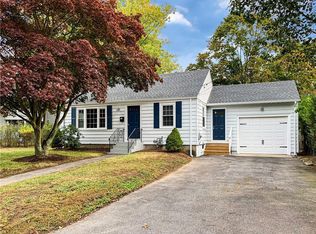 33 Betsey Williams Dr, Warwick, RI 02889