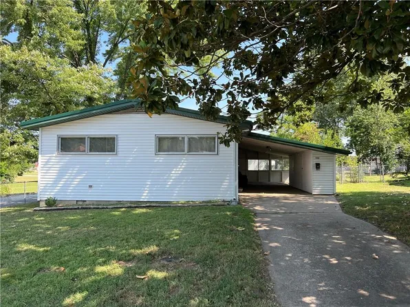 940 W Hunter St, Nevada, MO 64772