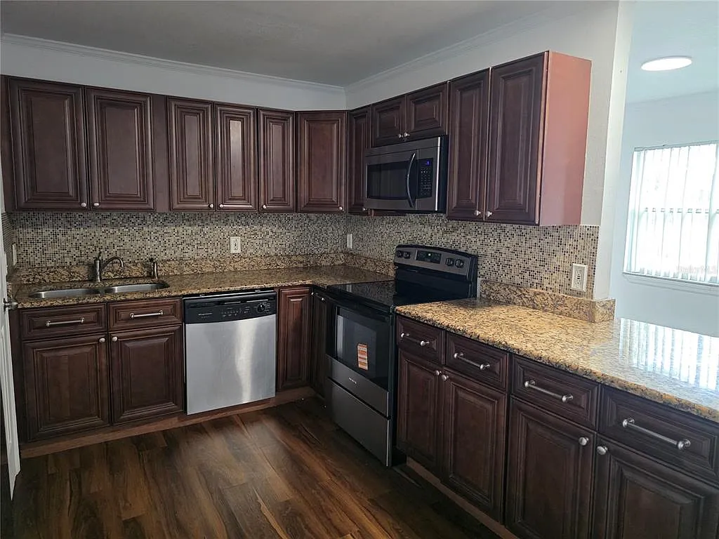 2 bed, 2.0 bath, 905 sqft, $1,550 — Photo 4