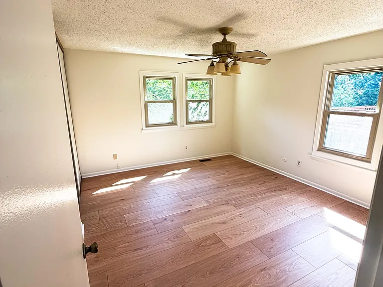 1556 Beachview Dr — Photo 10