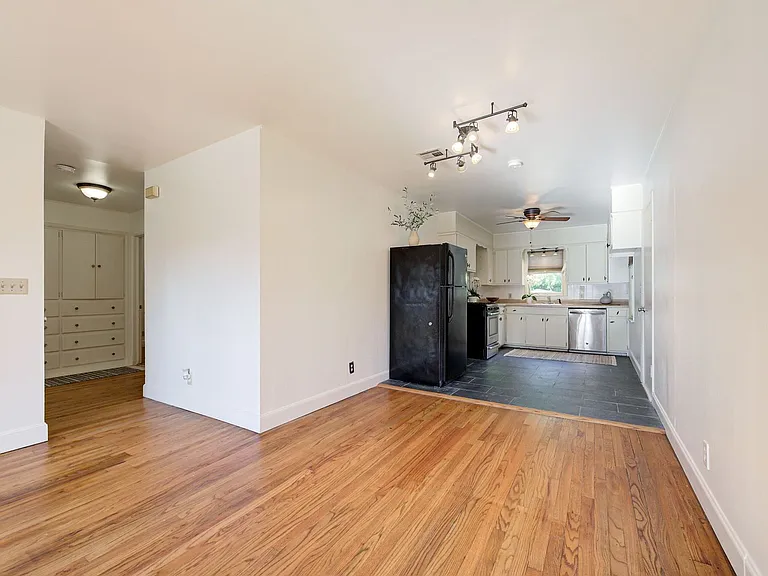 604 N Stewart Ave — Photo 6