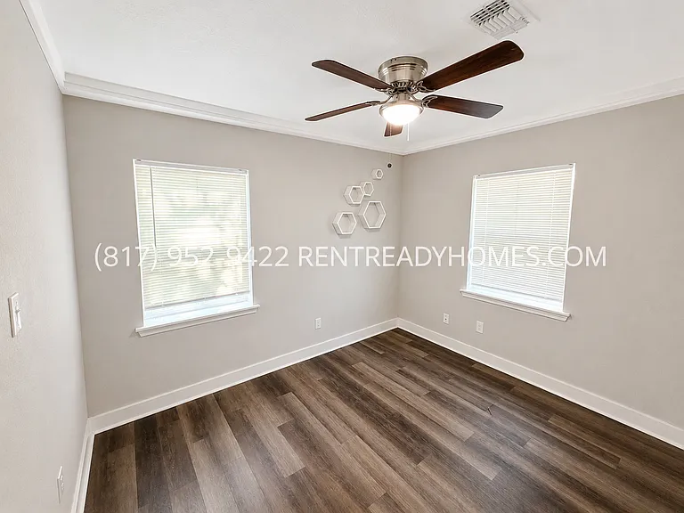 1621 Locust St — Photo 13