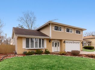 1915 E Maya Ln, Mount Prospect, IL 60056