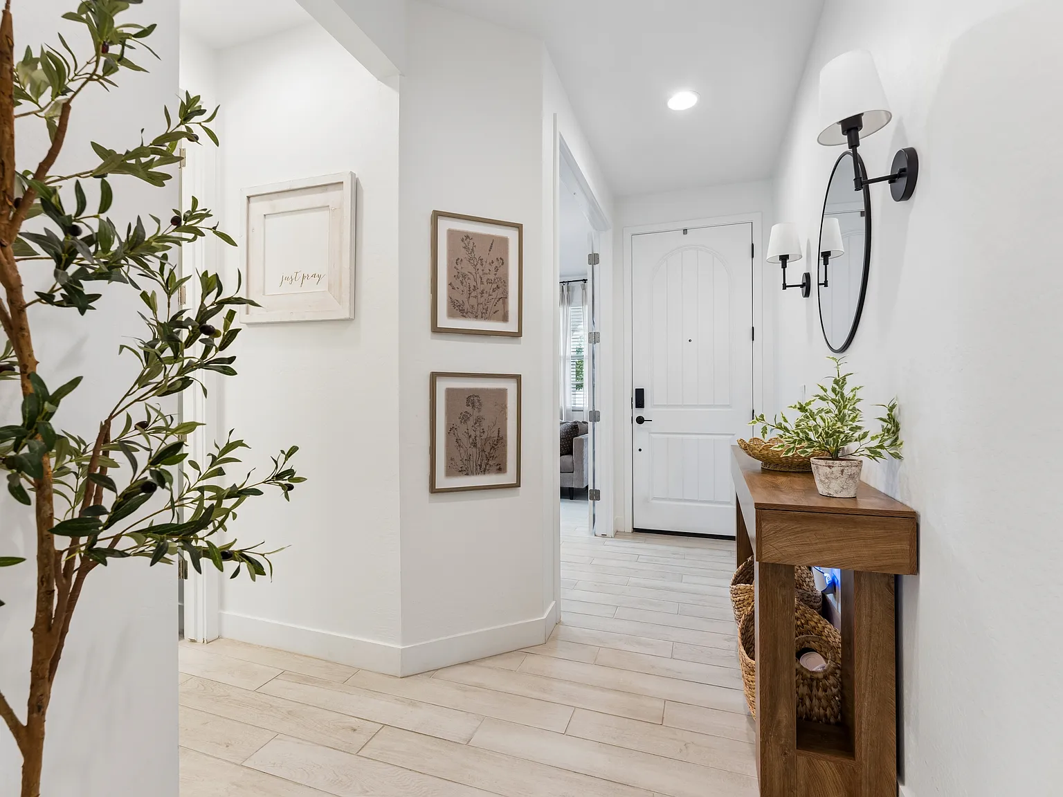 4 bed, 2.5 bath, 1960 sqft, $2,575 — Photo 3