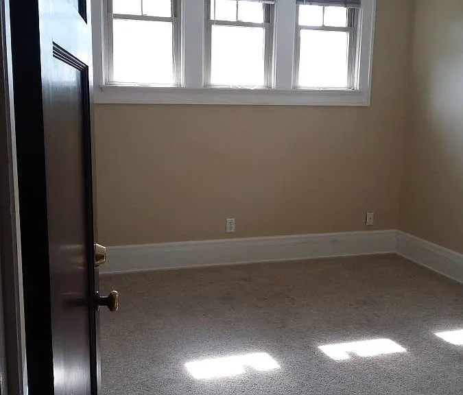 3027 N Maryland Ave — Photo 2
