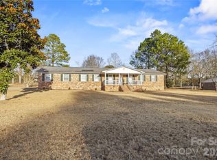 1904 Dixon Ln, Camden, SC 29020