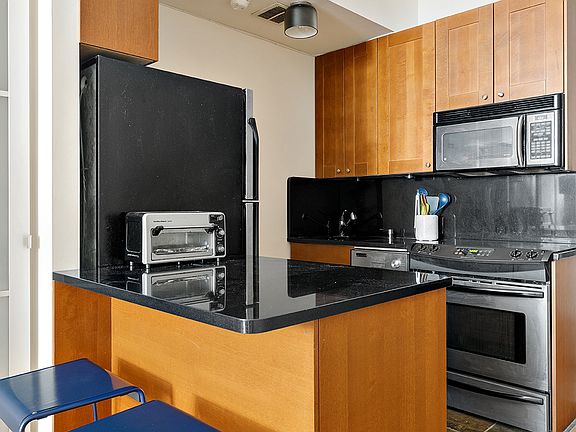 3rd image of 23 Waverly Pl APT 3K