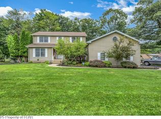 2 Crestview Dr, Dallas, PA 18612