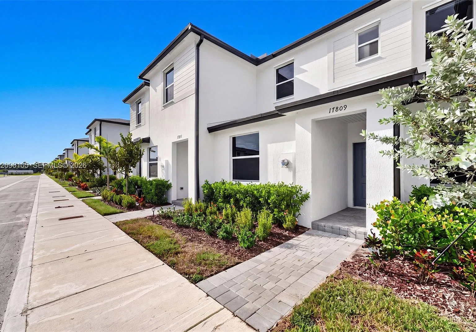 3 bed, 3.0 bath, 1300 sqft, $2,400 — Photo 1