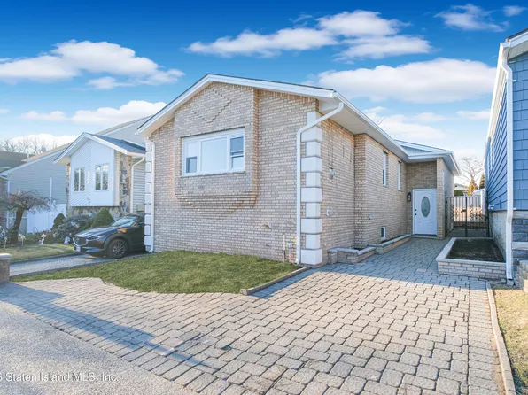 43 Country Woods Ln, Staten Island, NY 10308