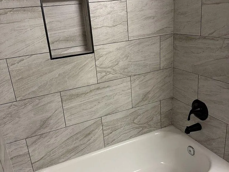 Full Bathroom - Upstairs (newly tiled)