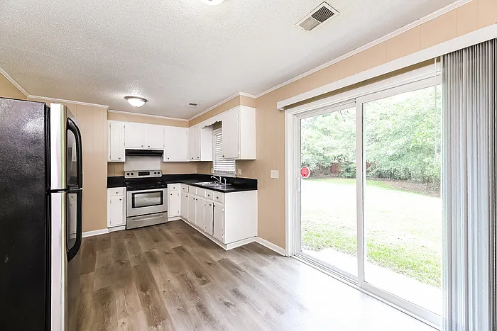 3 bed, 1.0 bath, 1050 sqft, $1,895 — Photo 4