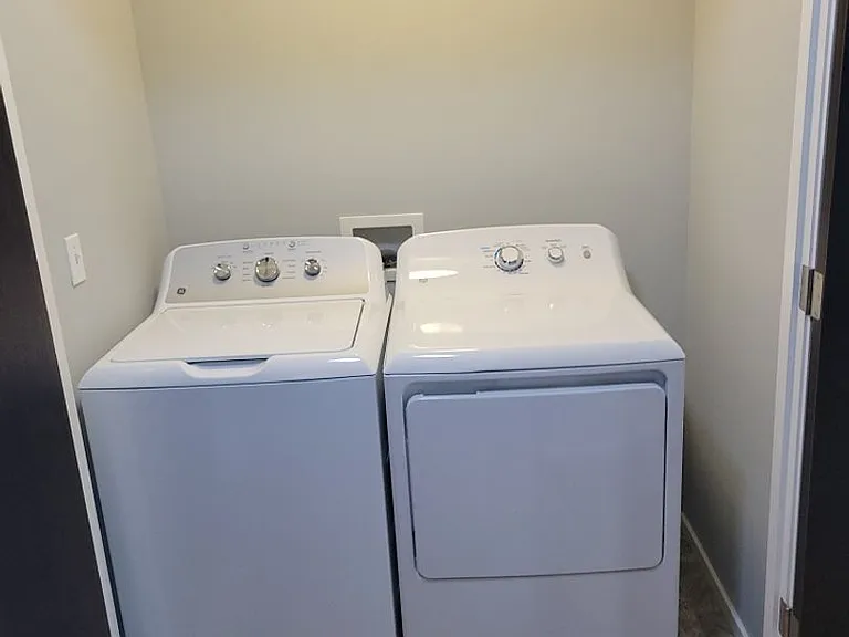 Charming SE Bungalow 3 Bed 2 Bathroom with Washer & Dryer — Photo 24