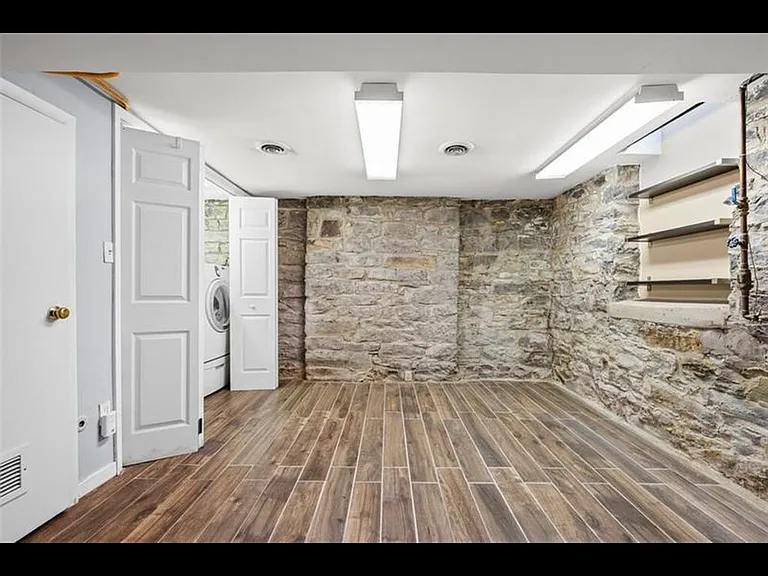 6412 Howe St #1 — Photo 30