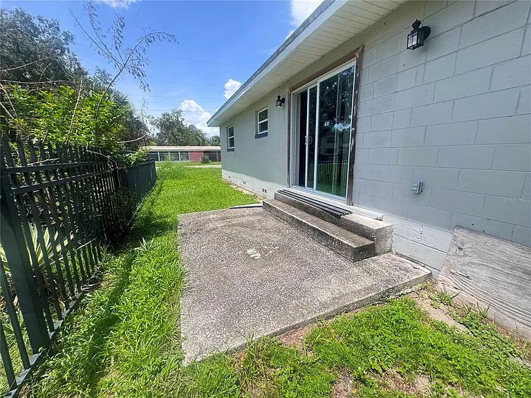 1700 S Oleander Ave — Photo 2