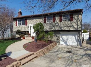 25 Willow St, Selden, NY 11784