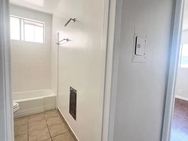 7238 - 7246 N Lotus Ave — Photo 13