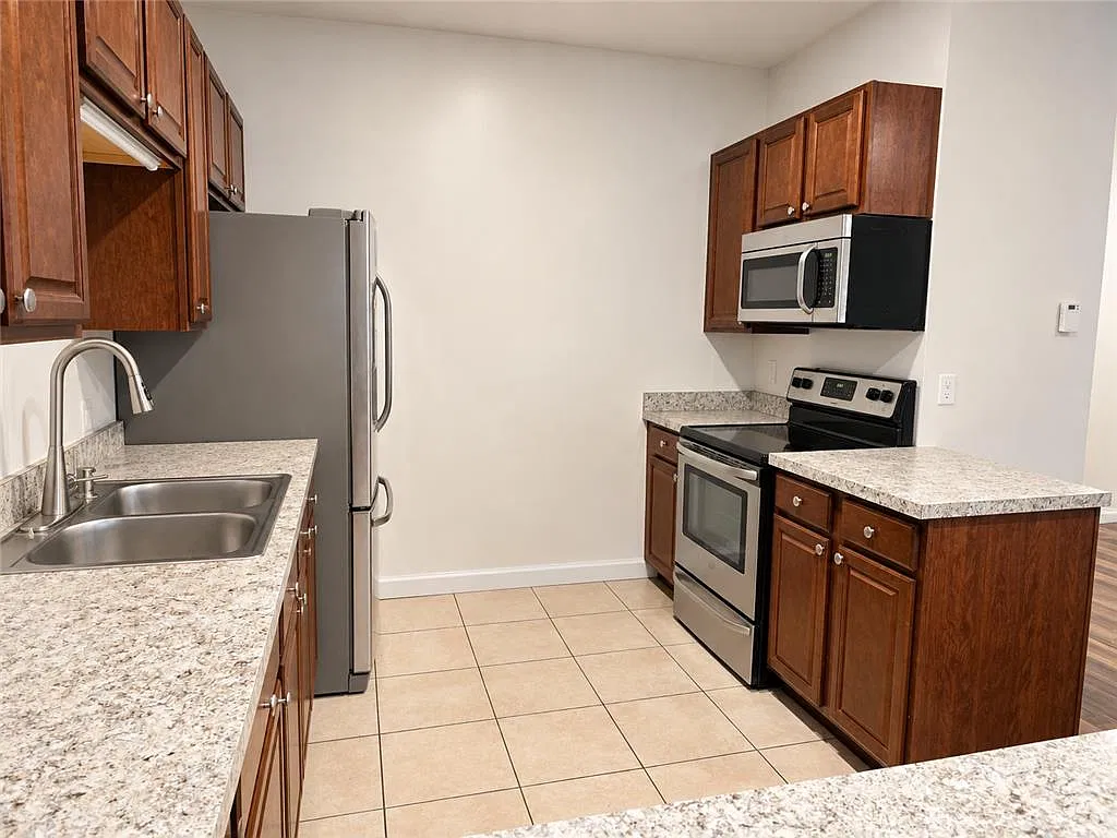 2 bed, 1.0 bath, 1130 sqft, $1,800 — Photo 3