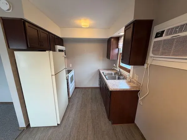 706 1st St S, Willmar, MN 56201