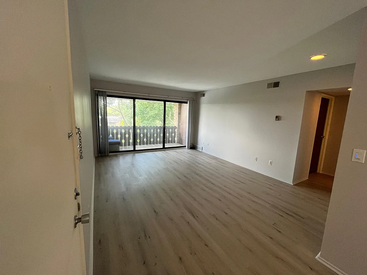 Entryway / Living Room - 2106 Pauline Blvd #302