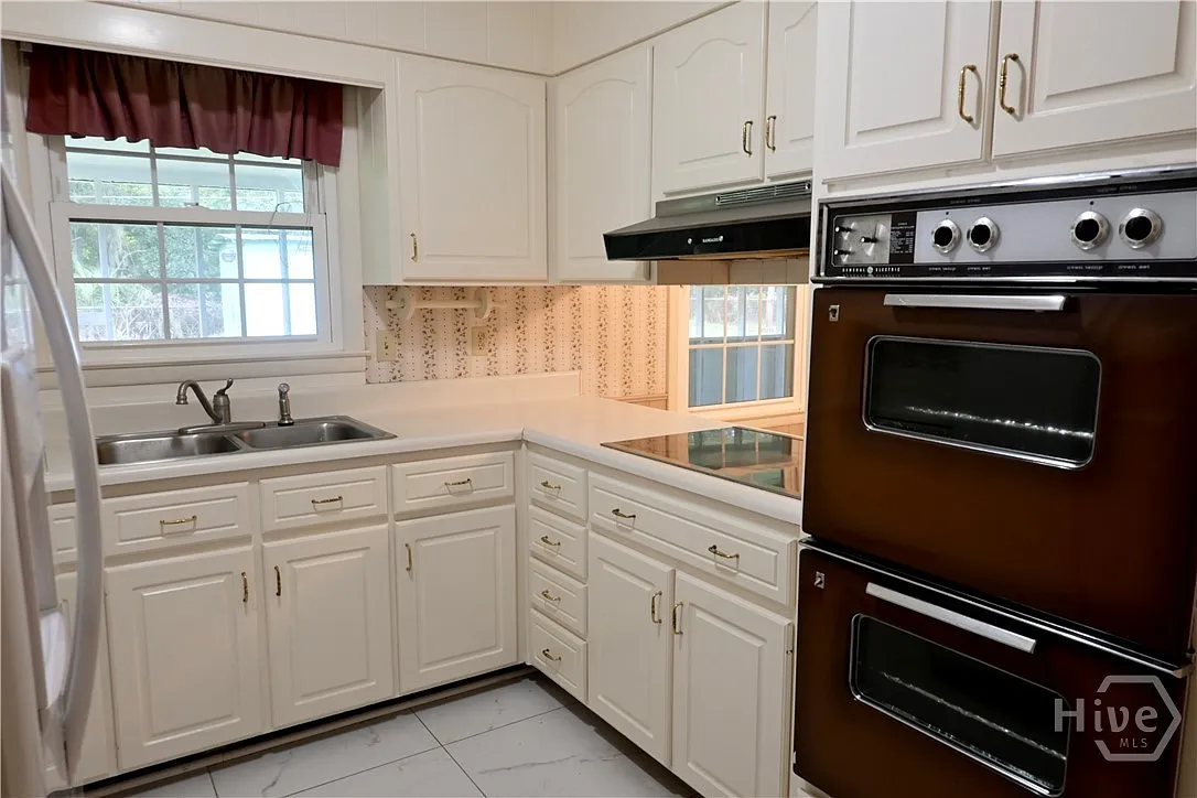 4 bed, 2.0 bath, 2550 sqft, $2,350 — Photo 4