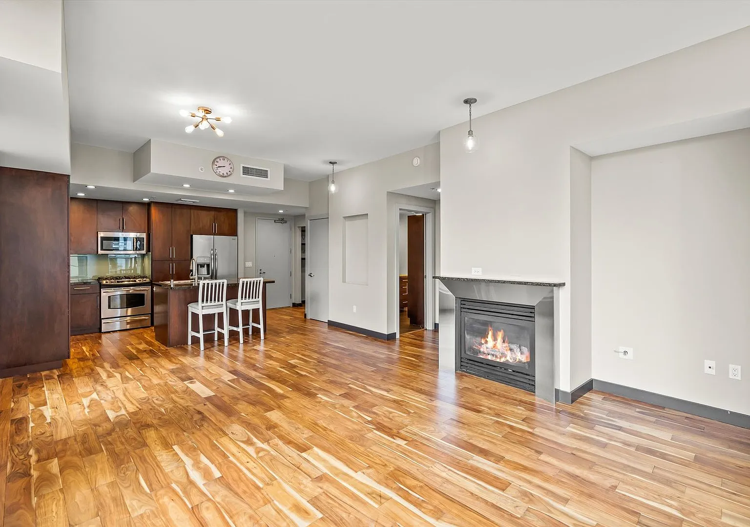 Concierge & Gym Included, 1 bed Denny Triangle condo — Photo 4