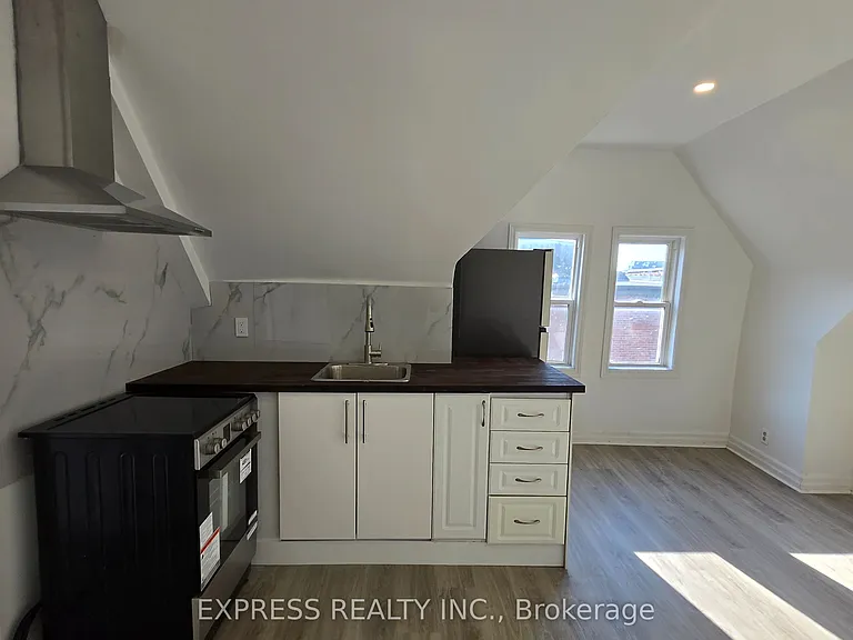 252 James St S #303 — Photo 9