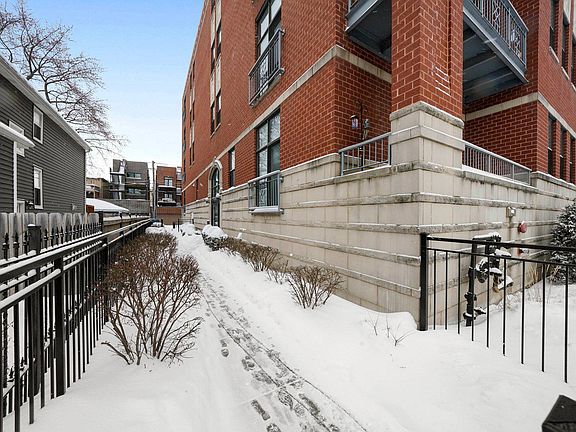 3rd image of 4011 N Francisco Ave Unit 304