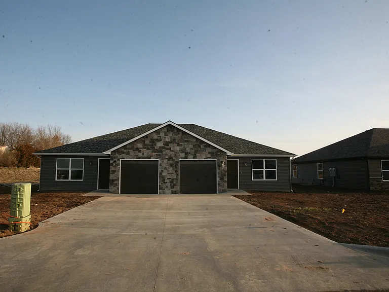 11820 Ridgeway Dr — Photo 1