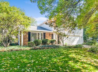 352 S Birchwood Dr, Naperville, IL 60540