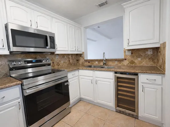 15761 SW 137th Ave APT 202, Miami, FL 33177