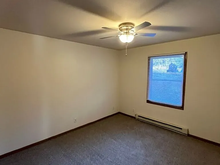 891 Parkview Dr — Photo 4