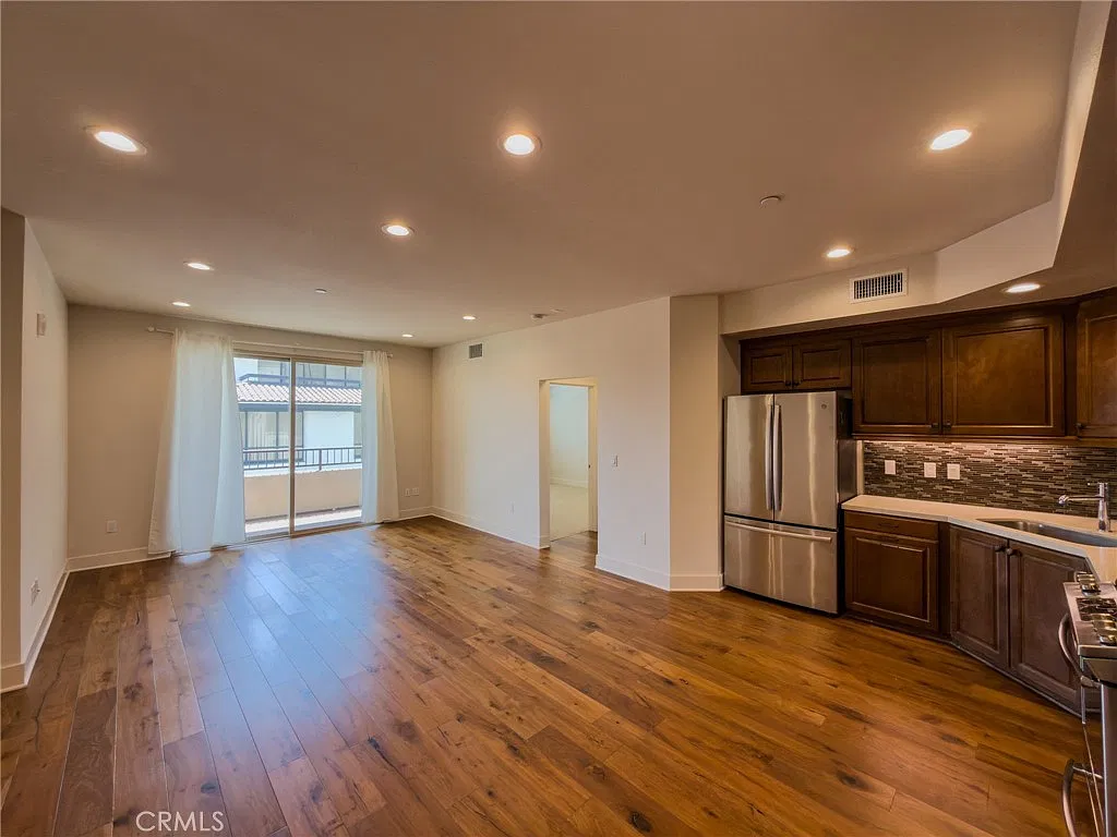 2 bed, 1060 sqft, $3,695 — Photo 2