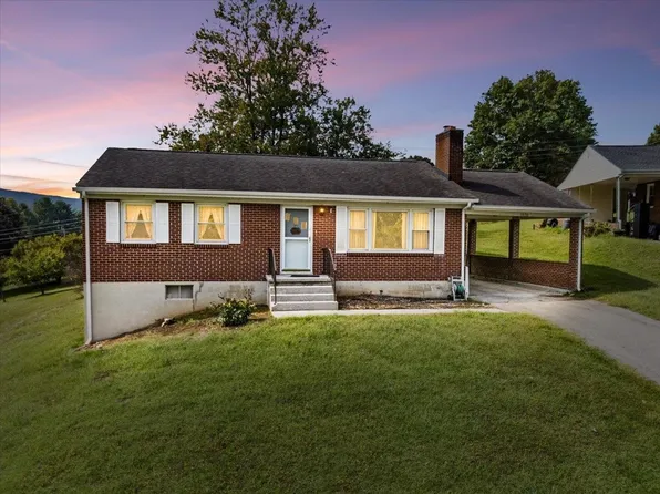 1530 Grove Dr, Pulaski, VA 24301