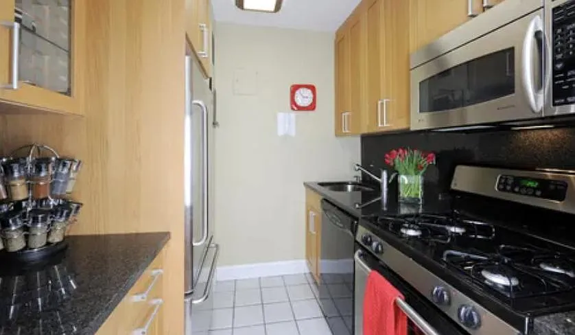 4 bed, 3.0 bath, 1100 sqft, $2,161 — Photo 2