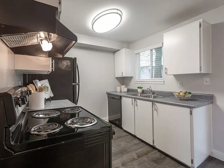Somerset West Apartments — Photo 25