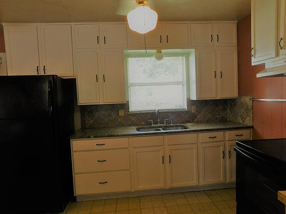 Granite counters & serving bar, new refrigerator, smooth top