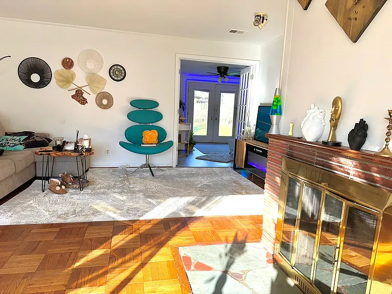 2082 Lakeshire Dr — Photo 4