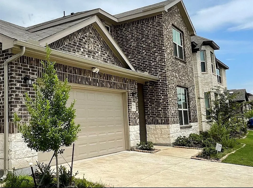 4 bed, 3.0 bath, 2403 sqft, $2,900 — Photo 2