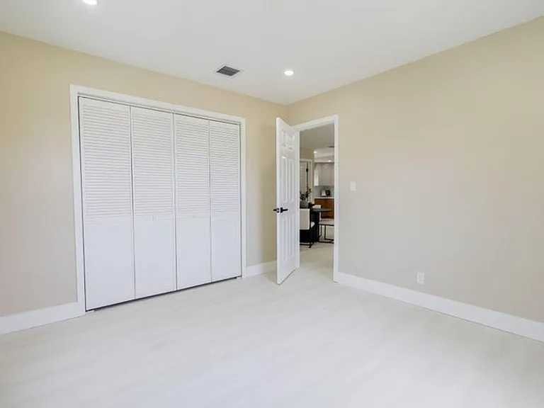 5409 NE 4th Ave — Photo 14