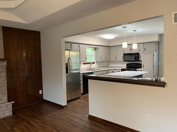 4th image of 2909 S Sweet Briar Dr