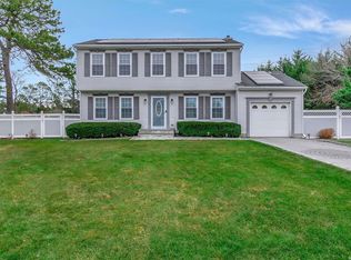 25 Victoria Cir, East Patchogue, NY 11772