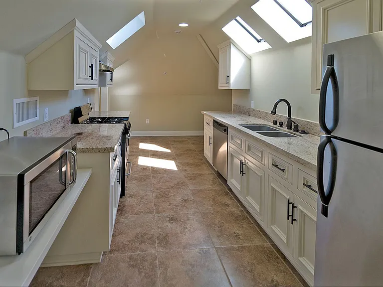 2646 Ellendale — Photo 4