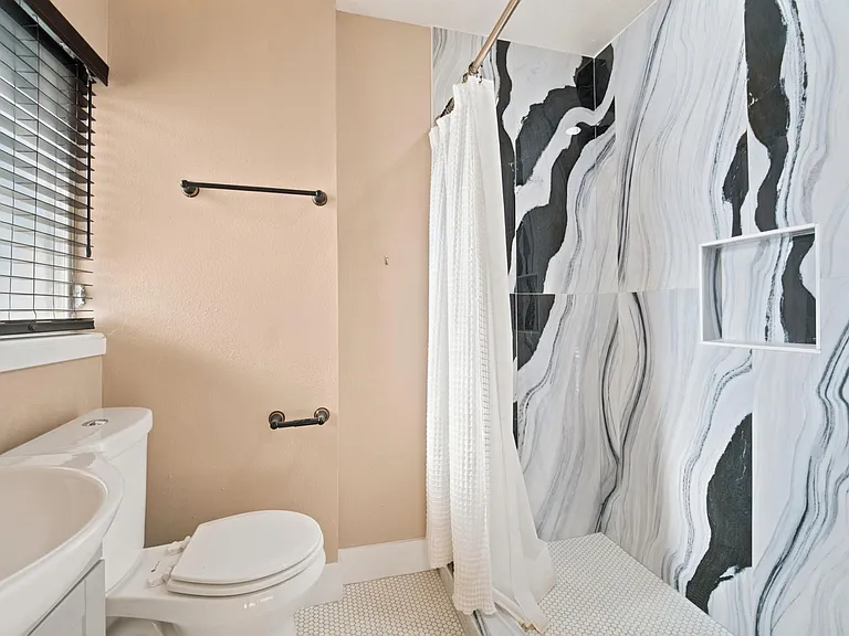 5332 Balcones Dr #B — Photo 10
