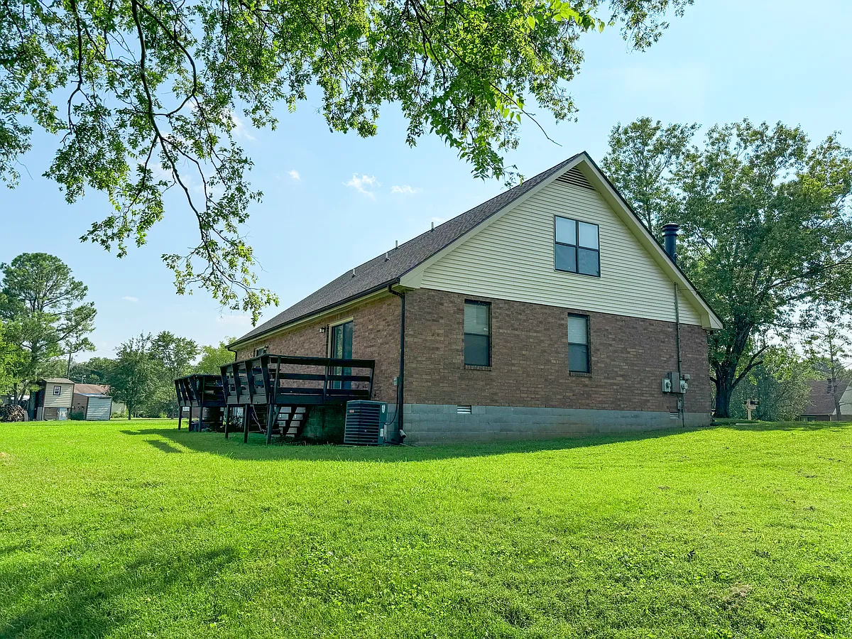 Building Photo - 214 Nelson Ct E