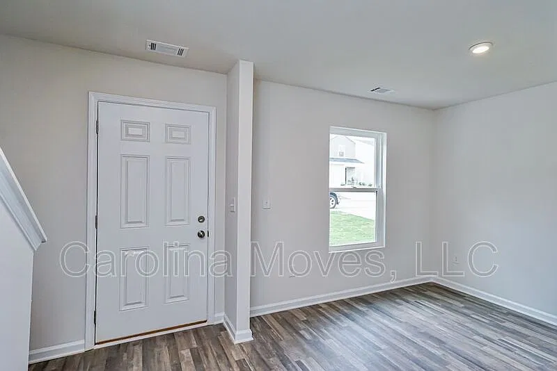 4 bed, 2.5 bath, 1800 sqft, $1,850 — Photo 2