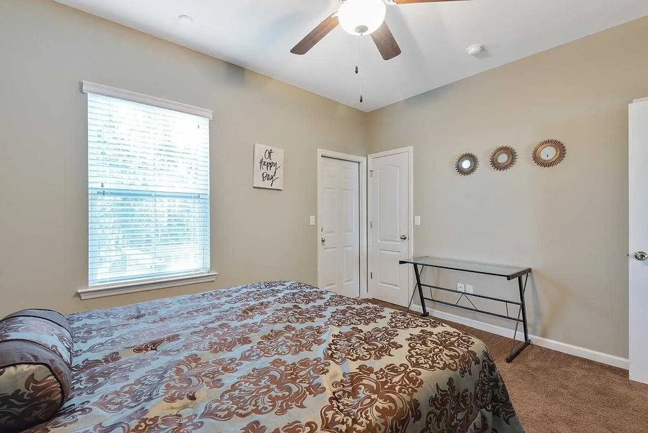 3 bed, 3.0 bath, 1307 sqft, $1,350 — Photo 3
